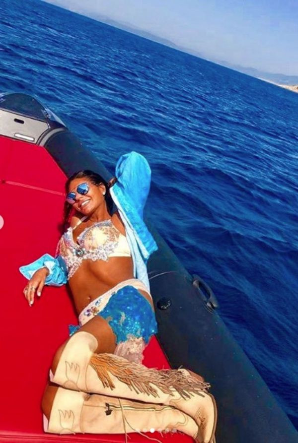 Süreyya Yalçın davete de mayosu ve çizmeleriyle gidince olay oldu! - Resim: 1