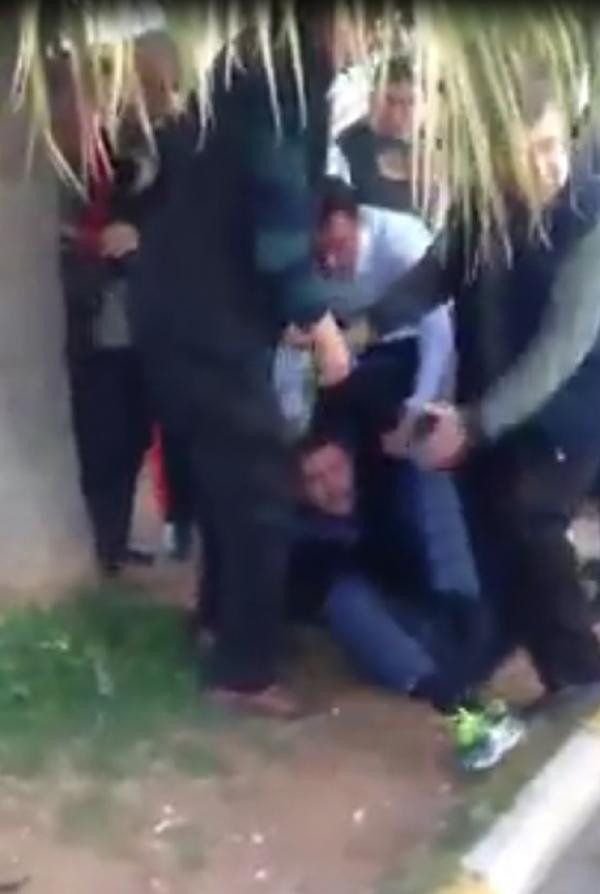 Türk Bayrağını indirmek istedi! Linçten zor kurtuldu... - Resim: 4