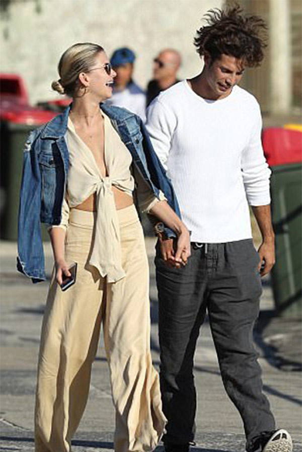 Kimseye aldırmadı! Sokak ortasında öpüşüp durdu - Resim: 2