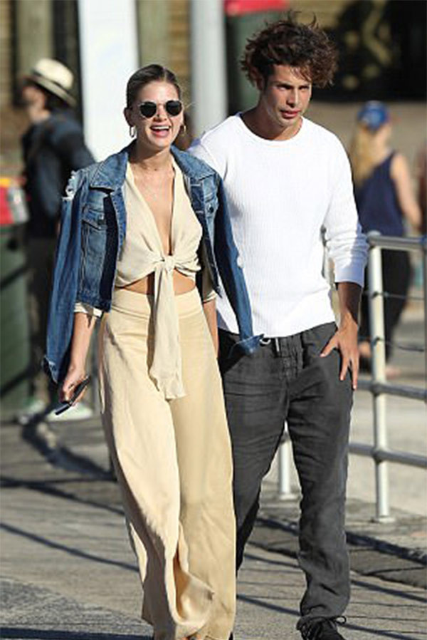 Kimseye aldırmadı! Sokak ortasında öpüşüp durdu - Resim: 3