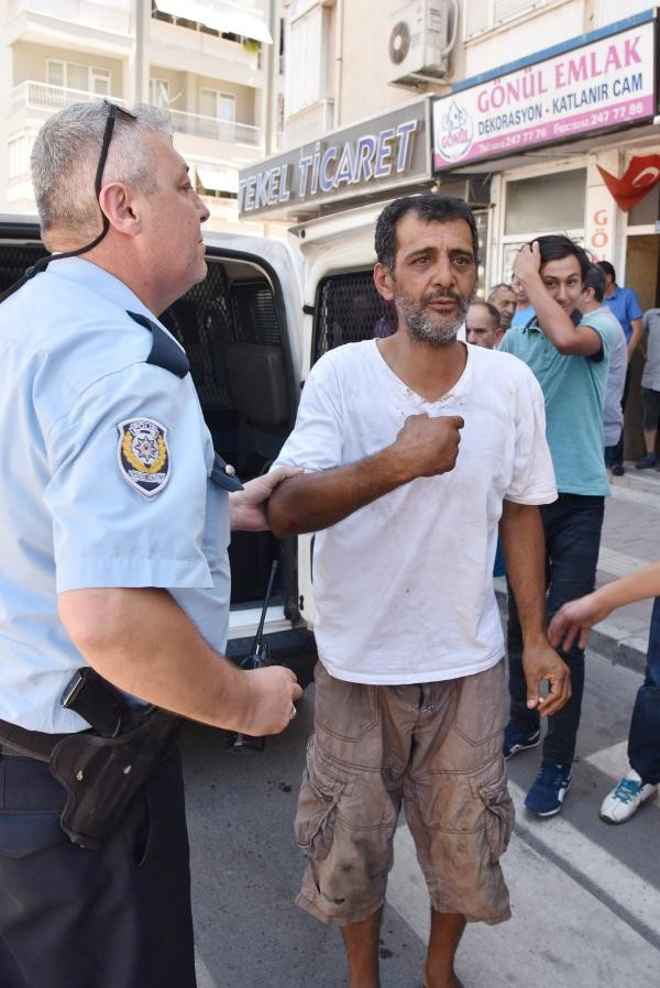 Bu adamı dövelim mi dövmemeyelim mi kavgası - Resim: 4