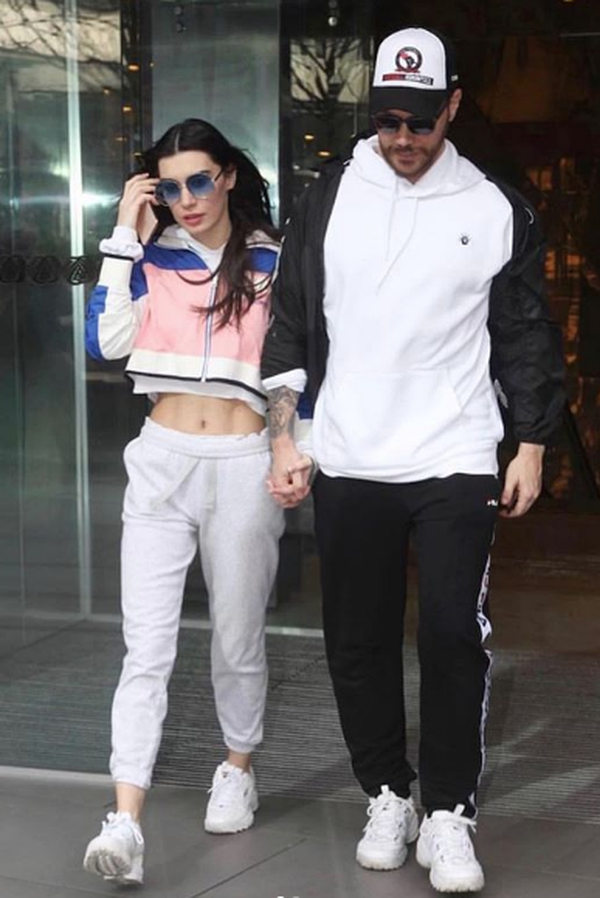 Sinan Akçıl'dan ayrılan Burcu Kıratlı boşanma partisi verdi! Ünlü isimler de katıldı - Resim: 4