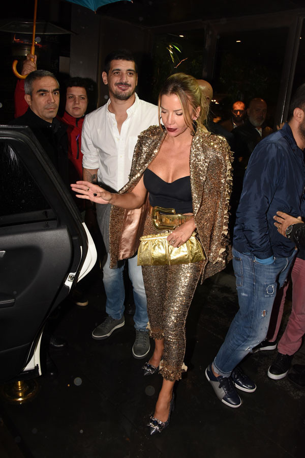 İvana'nın derin dekoltesi gözleri şaşı etti! - Resim: 2