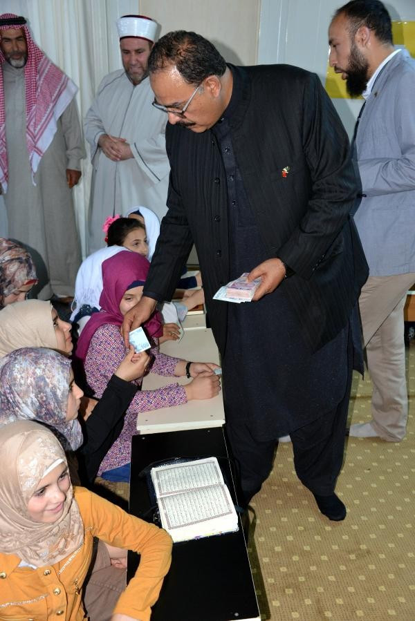 Yabancı senatör Kahramanmaraş'ta desteyle para dağıttı - Resim: 3