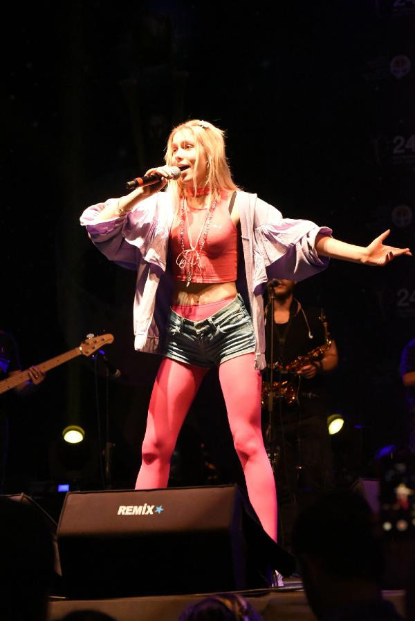 Ortalık bir anda karıştı! Aleyna sahneyi terk etti - Resim: 1