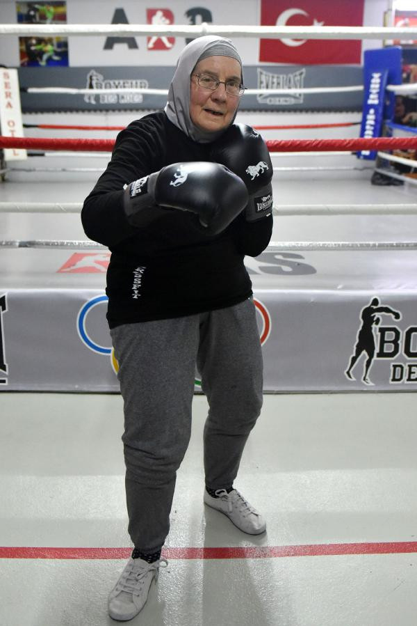 72 yaşında ringe çıktı sağlı sollu yumruk attı - Resim: 1