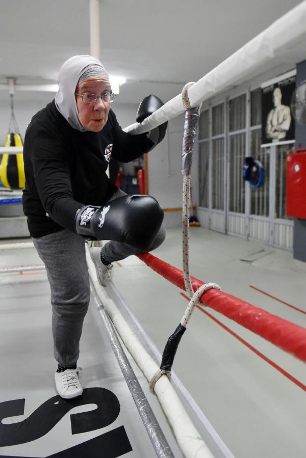 72 yaşında ringe çıktı sağlı sollu yumruk attı - Resim: 2