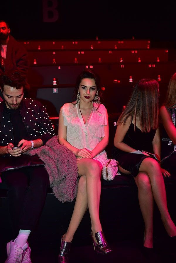 Çağla Şikel tüm zarafetiyle podyumda! - Resim: 4