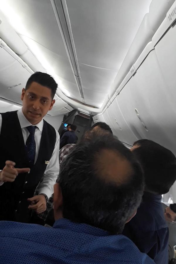 Uçakta gergin dakikalar: Yolculardan büyük tepki! - Resim: 4