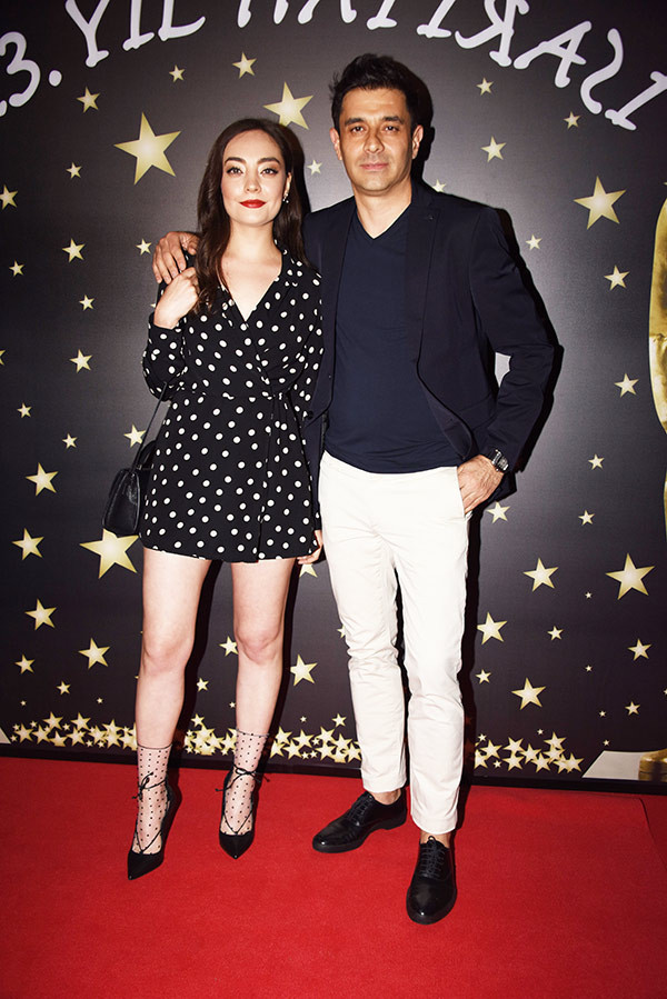 Önce inkar ettiler sonra el ele aşklarını ilan ettiler - Resim: 2