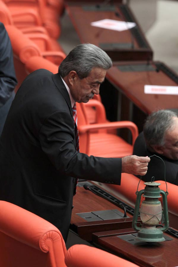 CHP'li vekili ite kaka kürsüden indirdiler! - Resim: 2