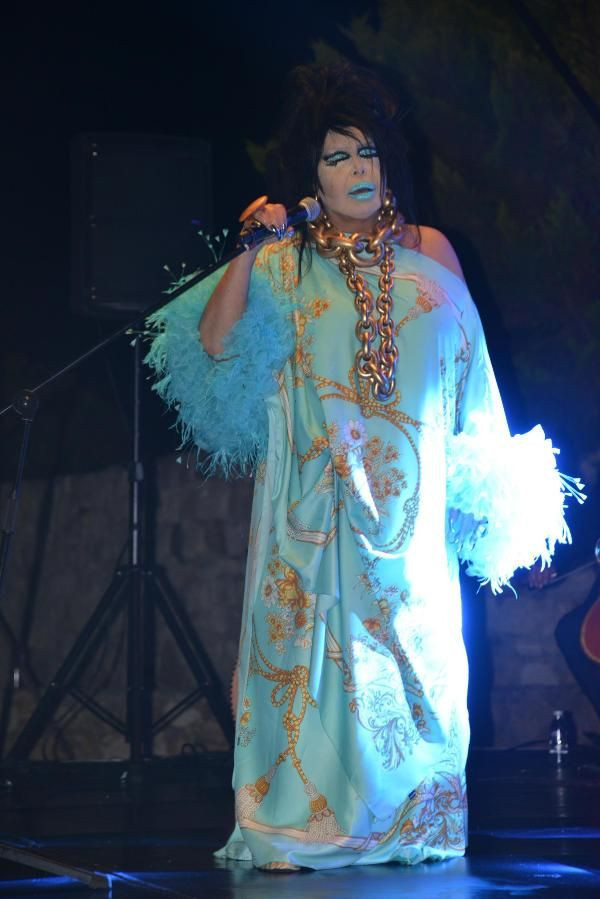 Diva'ya sahnede sürpriz! Çeşme'de Bülent Ersoy kendisine hayran bıraktı! - Resim: 1