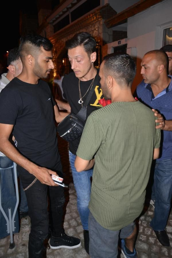 Mesut Özil etrafını saran çiçekçilere, bağırarak, tepki gösterdi. - Resim: 2