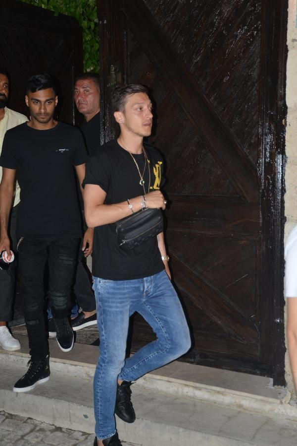 Mesut Özil etrafını saran çiçekçilere, bağırarak, tepki gösterdi. - Resim: 3