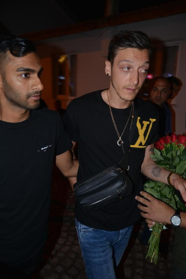 Mesut Özil etrafını saran çiçekçilere, bağırarak, tepki gösterdi. - Resim: 1