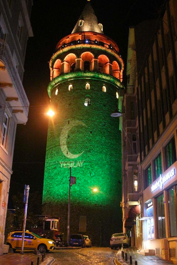 Tarihi Galata Kulesi yeşile büründü - Resim: 0