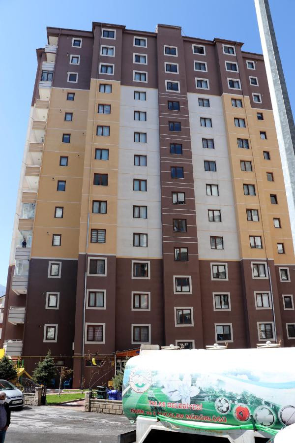 Kayseri'de koronavirüs alarmı! Kapıcı korona oldu bina karantinaya girdi - Resim: 0