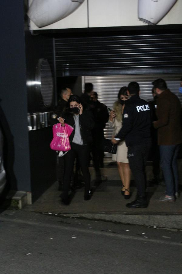 Şişli'de eğlence mekanına koronavirüs baskını! Muhabirlere saldırdılar - Resim: 0