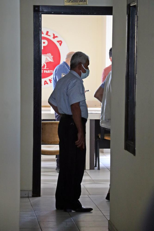 Antalya'da kahve almaya gidenler şok oldu! Üyesi olduğu parti binasında... - Resim: 0