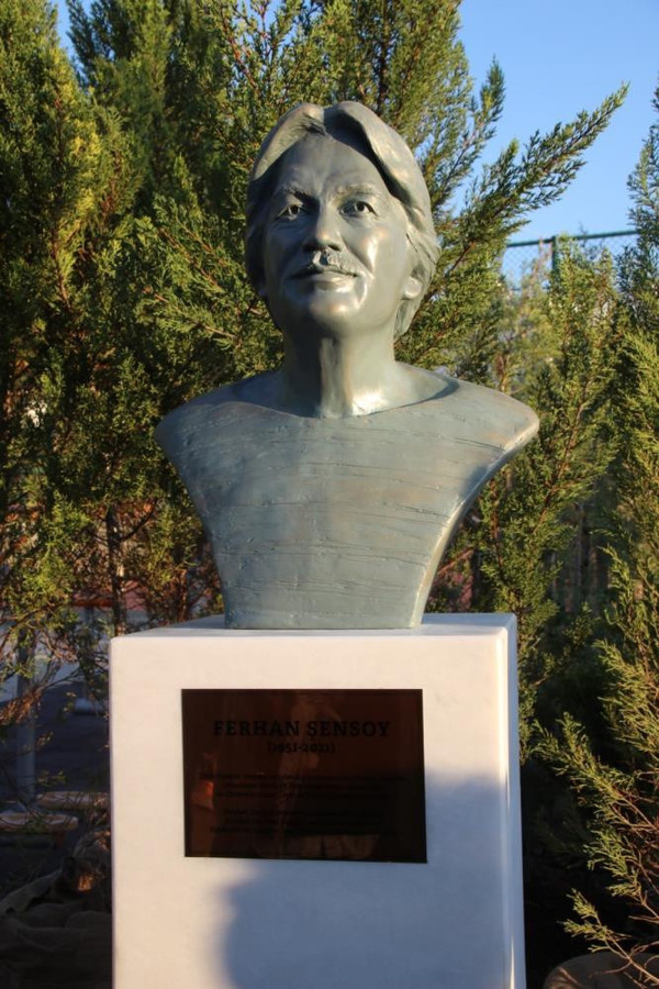 Ferhan Şensoy'un büstü yapıldı! Kızı görünce gözyaşlarına boğuldu: Maalesef mümkün olmadı - Resim: 1