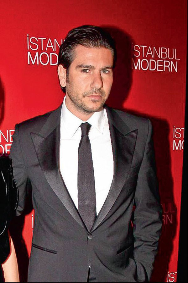 Eski eşinin sevgilisi tarafından darp edilmişti! İzzet Antebi soruları yanıtlamak istemeyince muhabirlerin üstüne yürüdü! - Resim: 0