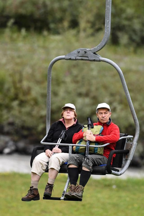 Angela Merkel dağa çıktı dikkat çeken detay - Resim: 4