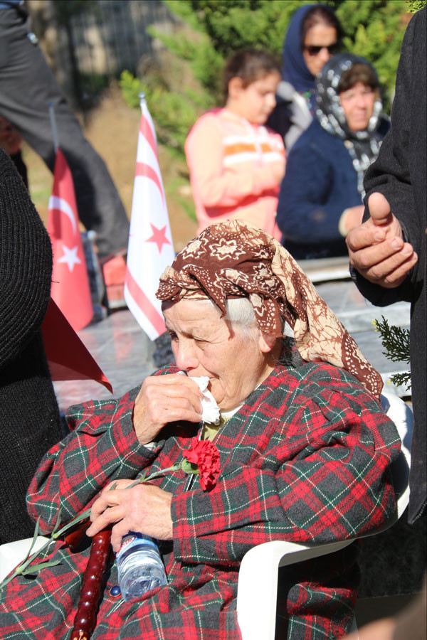44 yıl önce Rumlar'ın katlettiği 15 şehit toprağa verildi - Resim: 4