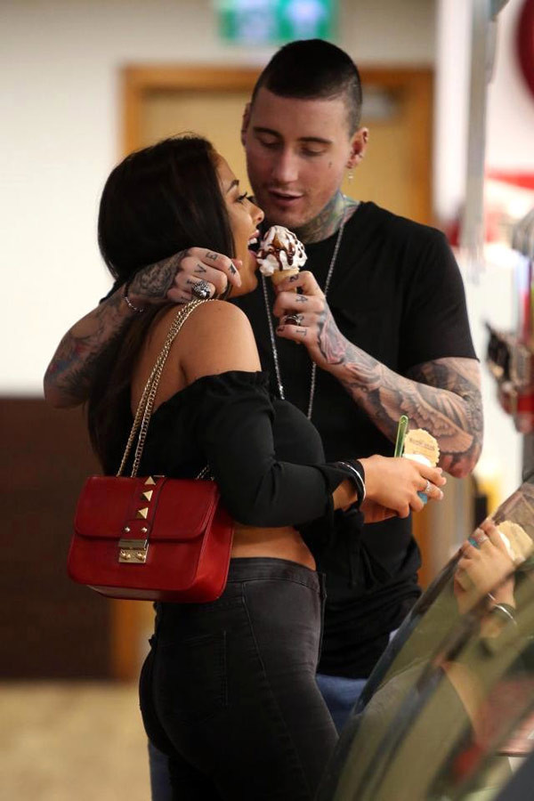 Sokakta sevgilisinin göğsünü ısırdı burnu düştü! - Resim: 1