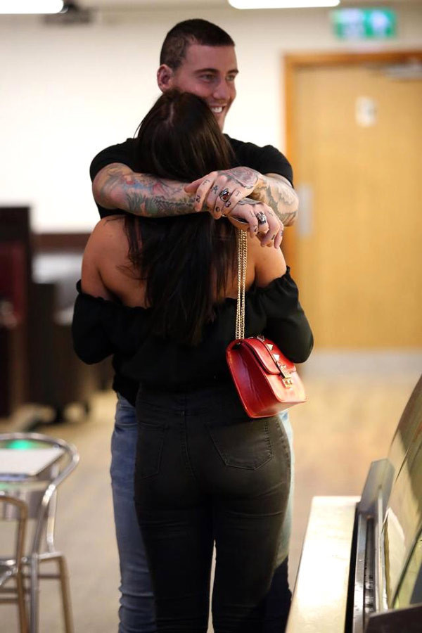 Sokakta sevgilisinin göğsünü ısırdı burnu düştü! - Resim: 4