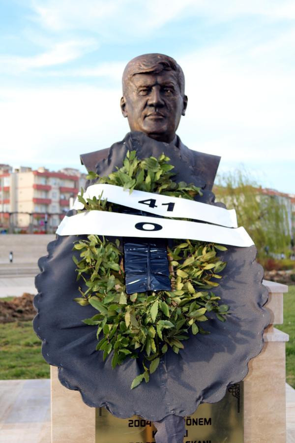 CHP'li belediye başkanı parka kendi büstünü yaptırdı! - Resim: 3