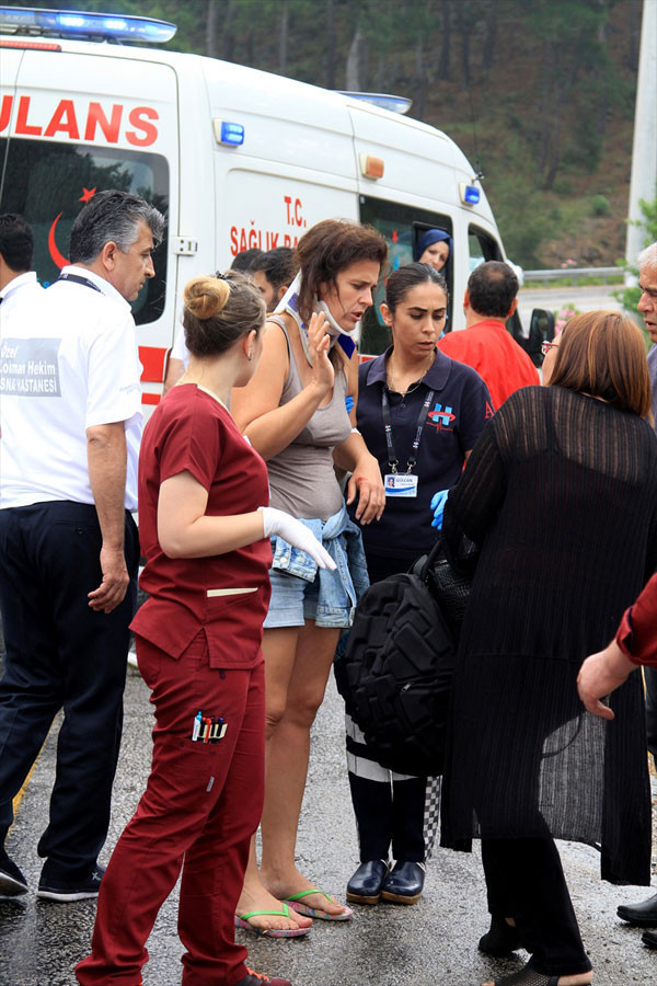 İngiliz ile Amerikalı kafa kafaya çarpıştı 4 yaralı... - Resim: 2