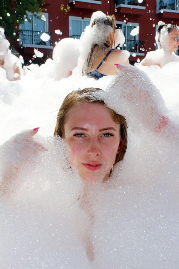 Gece başka gündüz başka! Köpük partisiyle coştular - Resim: 2