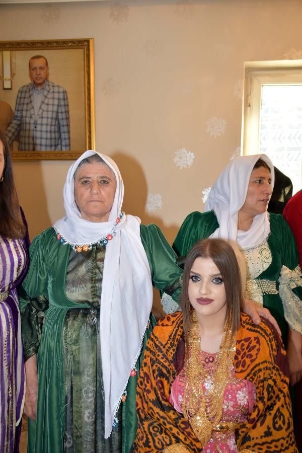 Şırnak'ta aşiret lideri dolar istemedi kızına takılanlara bakın! - Resim: 3