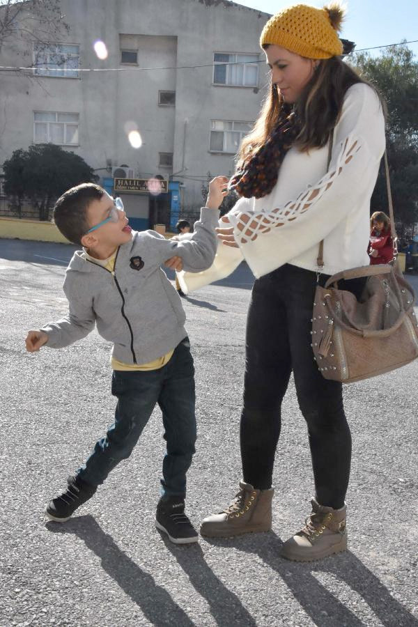 Oğlu için bütün gün okulda kalıyor teneffüslerde bile birlikteler - Resim: 2