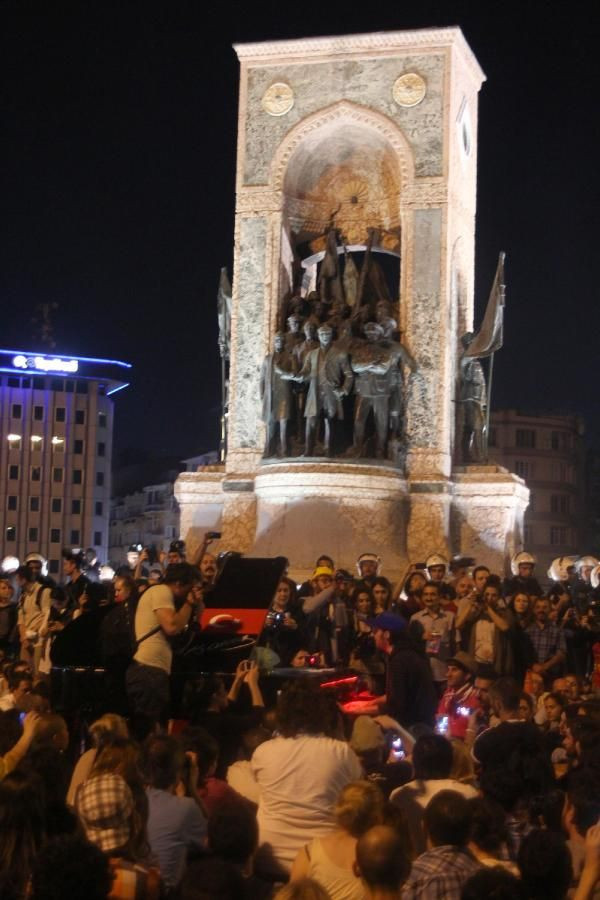 Gaz bombası yerine piyano sesi - Resim: 3