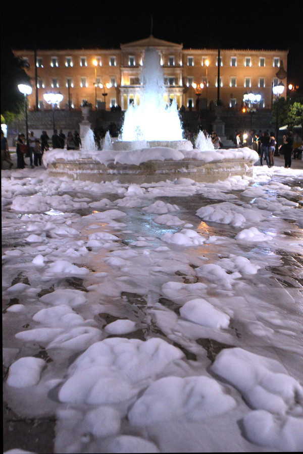 Yunanistan'da köpüklü seçim  şakası - Resim: 2