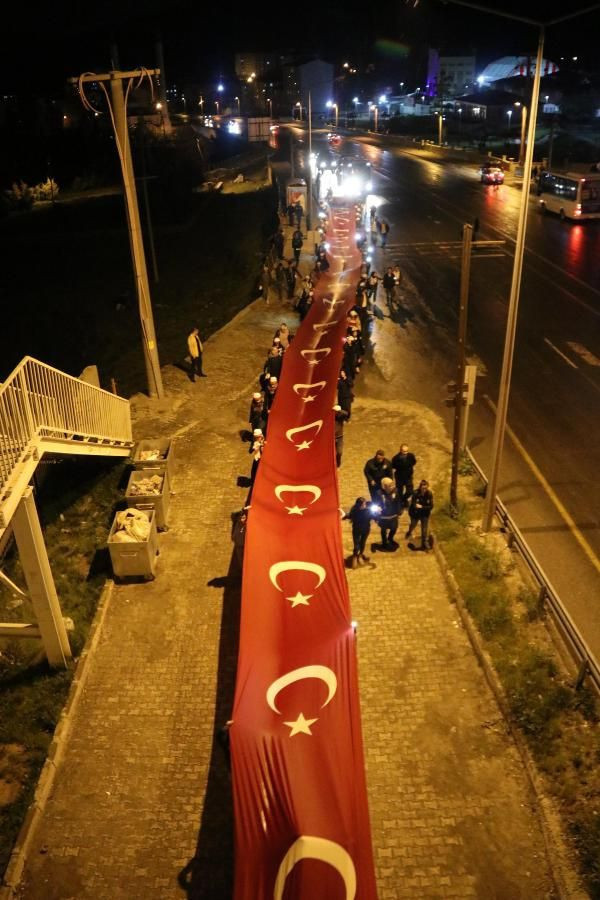 Üniversiteliler 300 metrelik Türk bayrağı ile meşaleli yürüyüş yaptı - Resim: 2