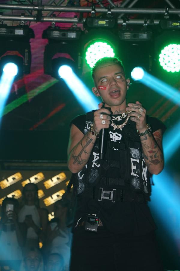 Antalya'da konser veren Rus şarkıcı Eldzhey'in beyaz lensleri dikkat çekti! - Resim: 3