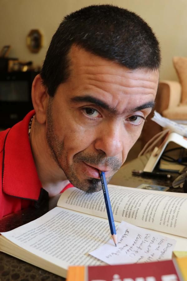 Ağzı ile tuttuğu kalemle üç üniversite bitirdi üç kitap yazdı - Resim: 1