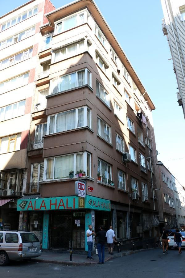 Şişli'de inanılmaz olay! Yolda yürürken kafasına çöp dolu poşet düştü - Resim: 2