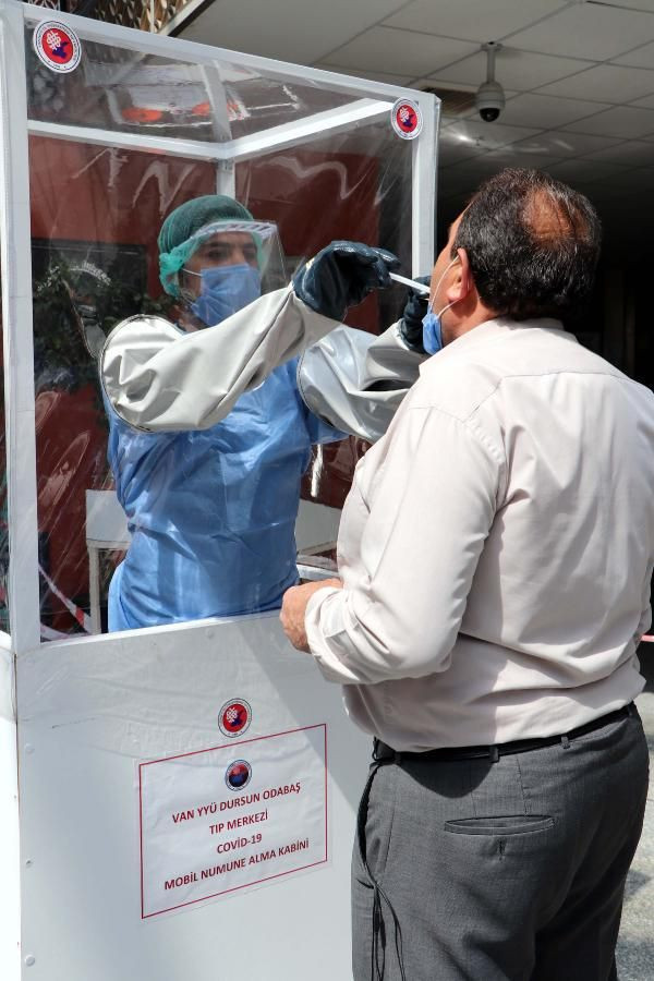 Tıp merkezinde sağlıkçılar için mobil numune alma kabini üretiliyor - Resim: 3