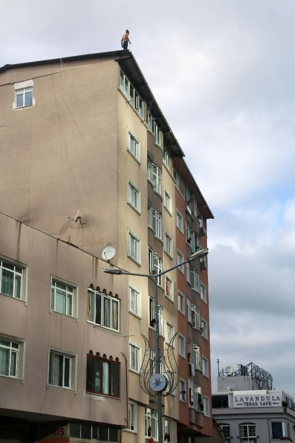 İstanbul'da korku dolu anlar! 9 katlı binanın çatısında ne varsa aşağıya attı derdi neymiş - Resim: 3