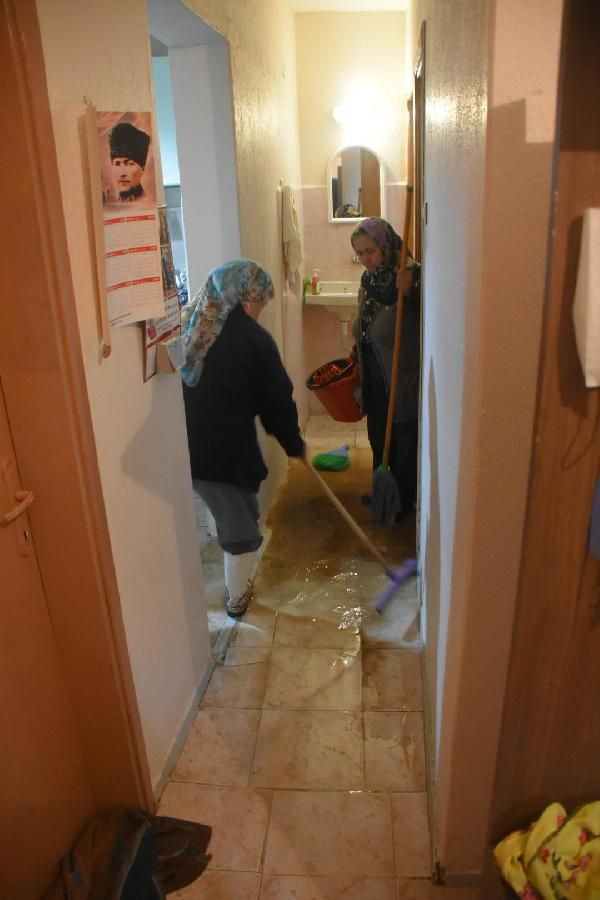 İzmir felaketi yaşıyor! Bu kez dere taştı evler sular altında - Resim: 4