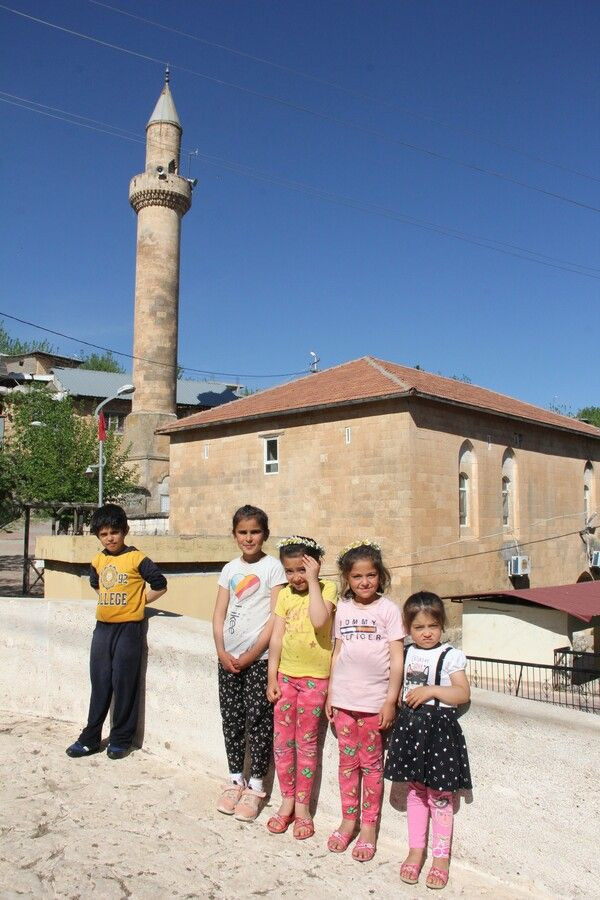 Adıyaman'da caminin altından geçiyor! Gelen yanından ayrılmak istemiyor - Resim: 3