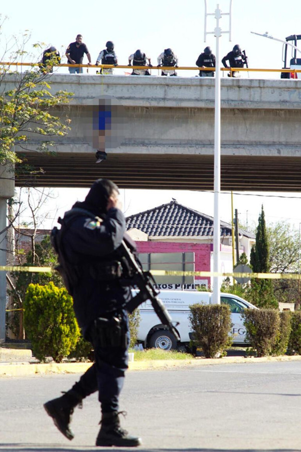 Kan donduran vahşet! 10 kişiyi öldürüp çıplak halde üst geçide astılar - Resim: 0