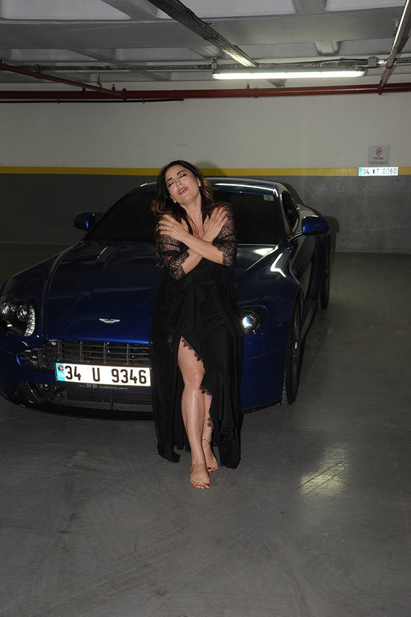 Aşkın Nur Yengi'den gecelikle ve çıplak ayakla estetik yanıtı - Resim: 1