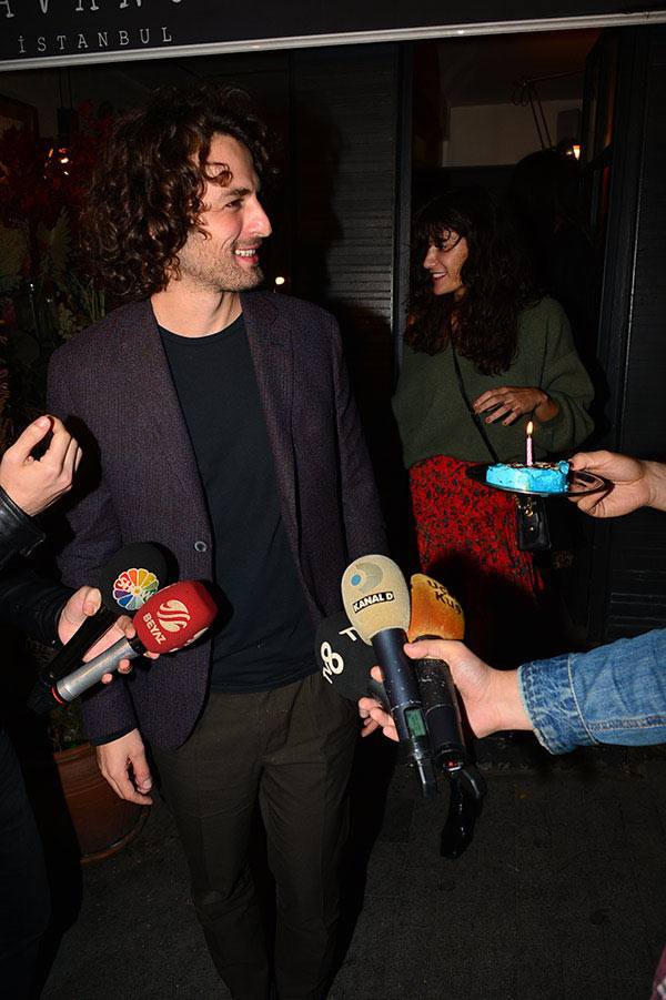 Yakışıklı oyuncu dudağındaki ruj izlerini silmeyi unuttu! Doğum günü sürprizi... - Resim: 3