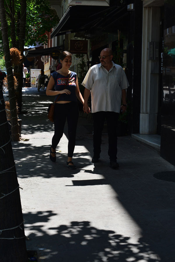 Ahmet Mümtaz Taylan el ele yakalandı sonra uyardı 'Yanlış bir şey yazmayın' - Resim: 2