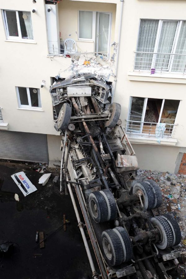 Pencereden beton kamyonu girdi - Resim: 3