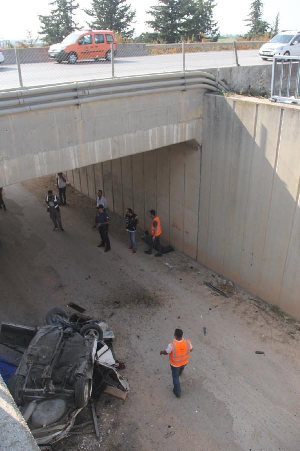 Adana'da korkunç kaza! Otomobil alt geçide düştü ölü ve yaralılar var - Resim: 1